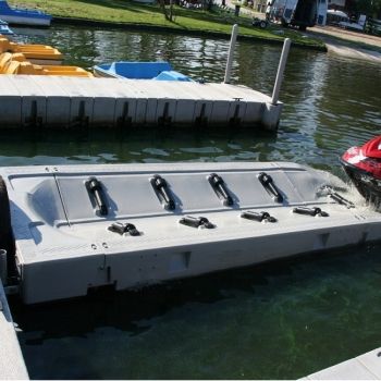 Platforma pre vodné skútre s konektory pro nízkou modulární platformu