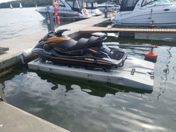 Platforma pre vodné skútre s přípojkami k nábřeží nebo jinému typu mola