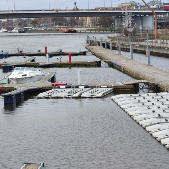 Platforma pre vodné skútre s přípojkami k nábřeží nebo jinému typu mola