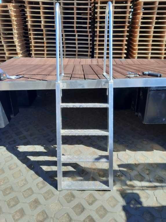 Aluminum ladder to the platform